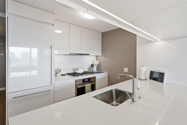 Building Photo - 99 Hudson St