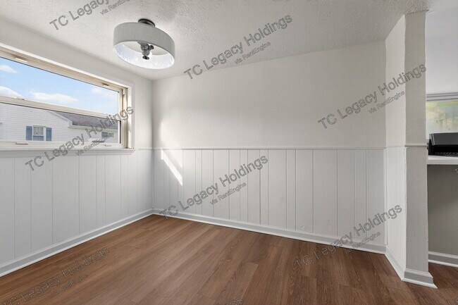 Building Photo - 649 Maple St