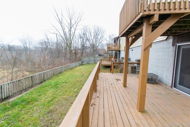 Building Photo - Spacious 2 bedroom / 1 bathroom Duplex for...