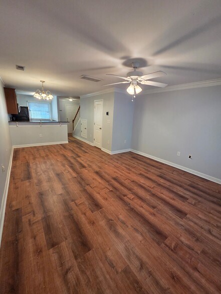 Building Photo - 1215 Green Oaks Ln