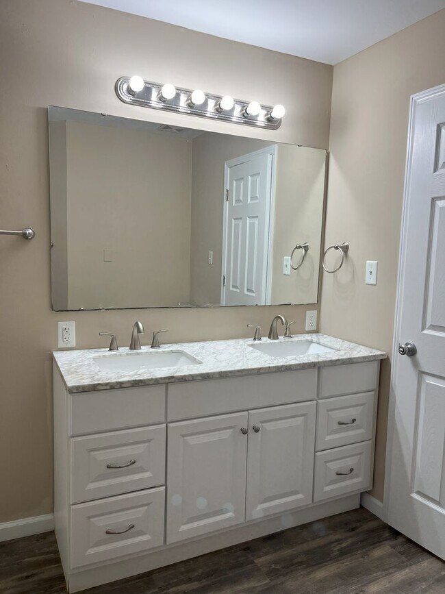 Building Photo - P4 - West Wood (Troy Duplex)