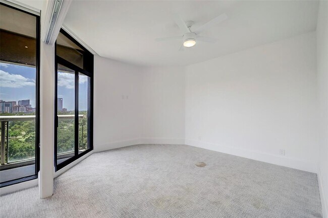Building Photo - 1701 Hermann Dr
