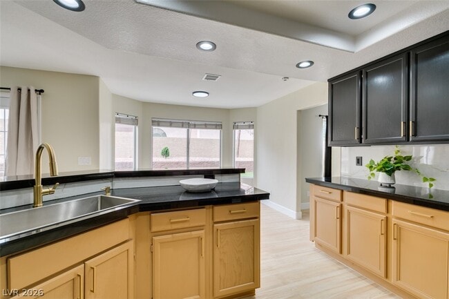 Building Photo - 821 Long Branch Dr