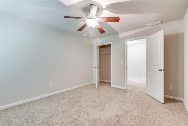 Building Photo - 933 Whitfield Oak Way NE