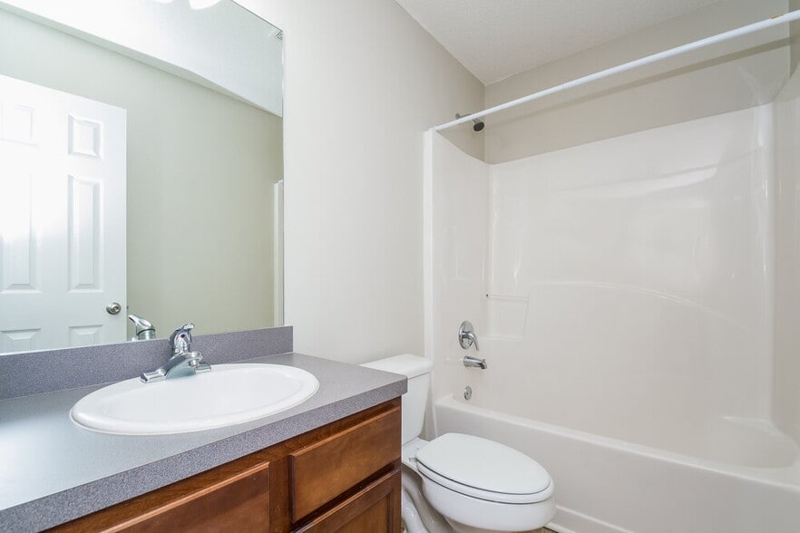 Building Photo - 42 Oakbrook Dr