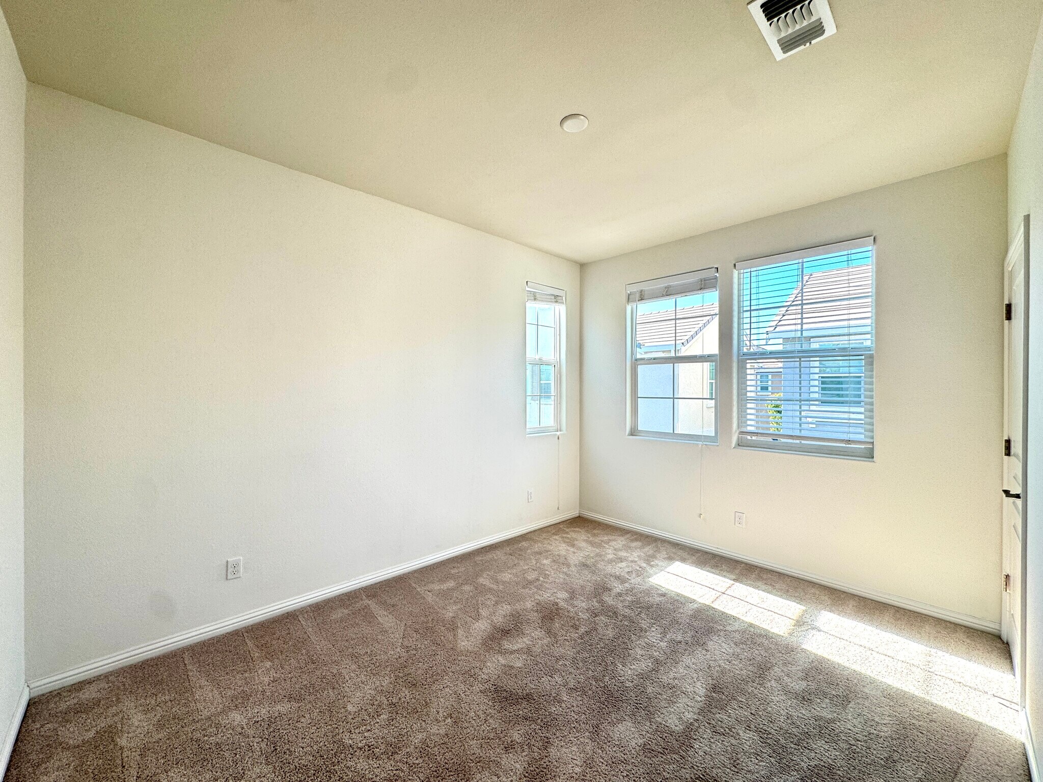 Building Photo - 2616 Admiral Cir