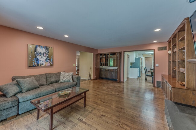 Building Photo - 145 Pine Tree Ln