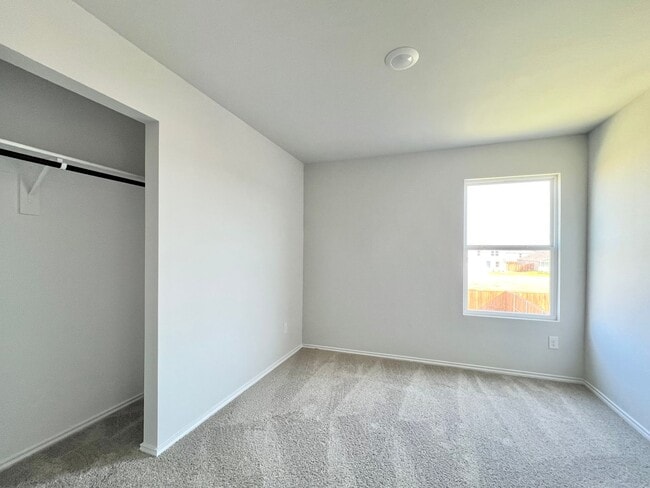 Building Photo - Stunning New Build with 5 Bedrooms & Moder...