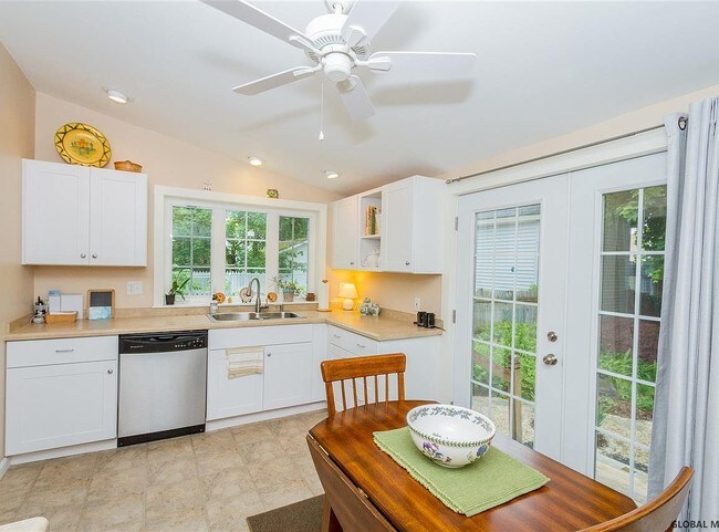 Building Photo - 111 Clinton St