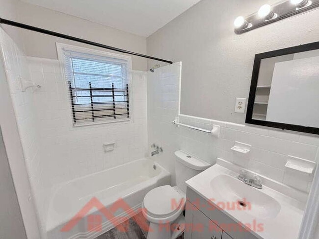 Building Photo - 1880 Willow Wood Ave