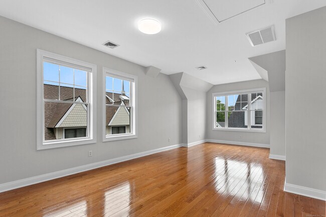 Building Photo - 14 1st St