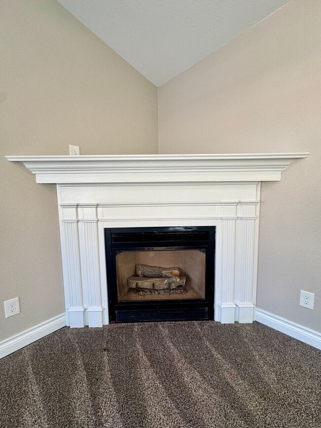 Building Photo - Charming 3 bedroom/2 bath close to UCCS