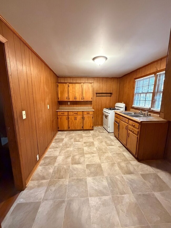 Building Photo - Brick 3/1 House in North Rome $950