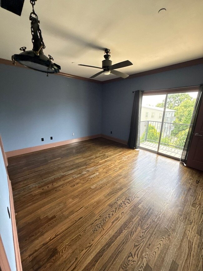 Building Photo - 2 bedroom/3 bath Townhome with extra room/...