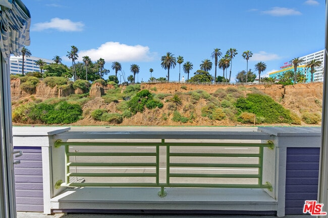 Building Photo - 1341 Palisades Beach Rd