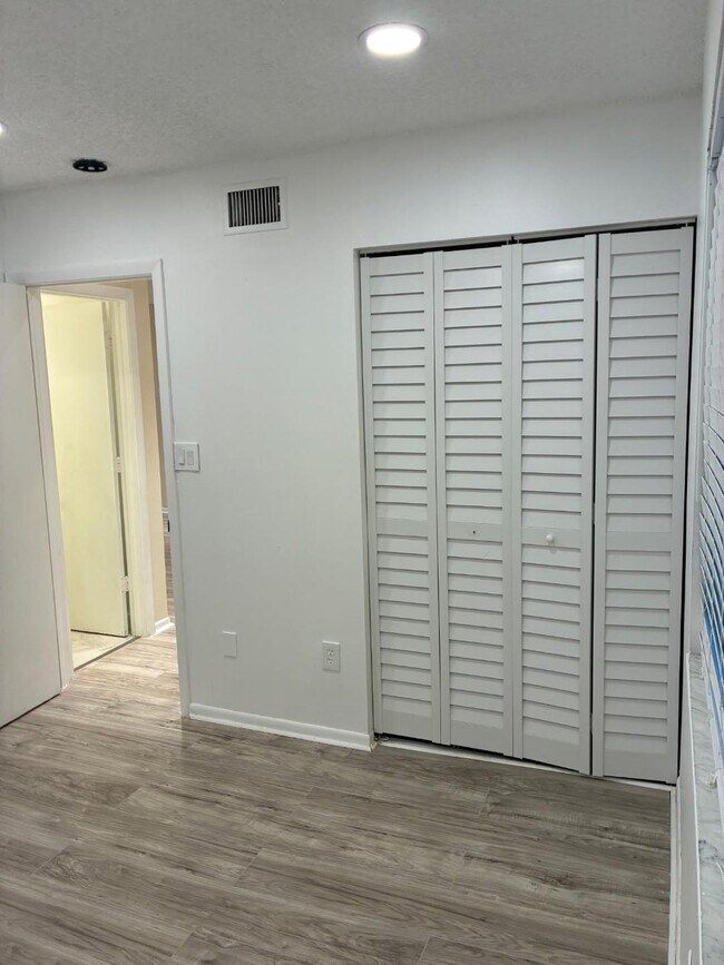 Building Photo - 6001 Shaker Wood Cir