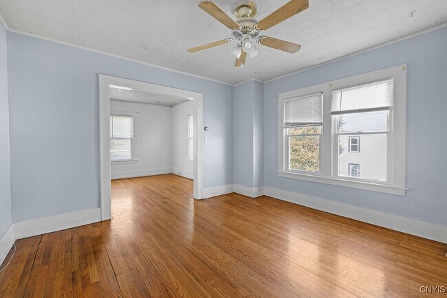 Building Photo - 403 Valley Dr