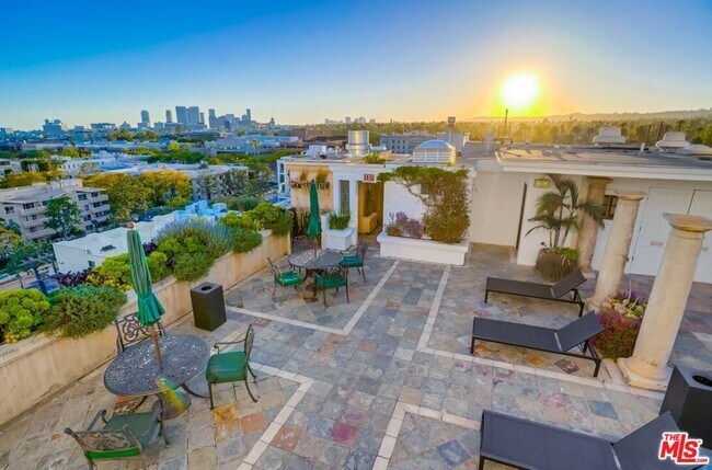 Building Photo - 435 N Oakhurst Dr