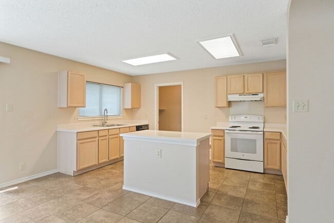 Building Photo - 3 Bedroom/2 Bath Regency Meadow Subdivision