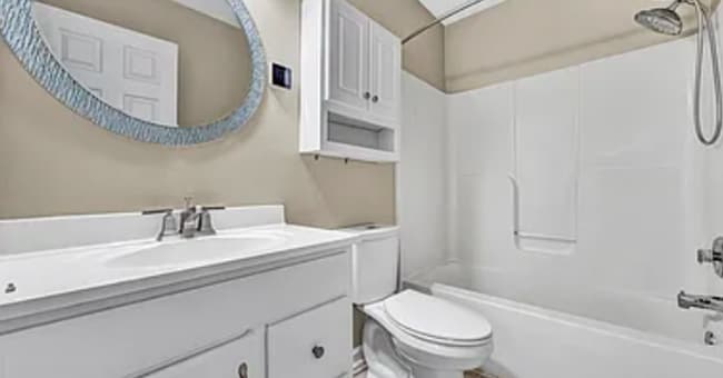 Building Photo - 4855 Golfview Dr NE