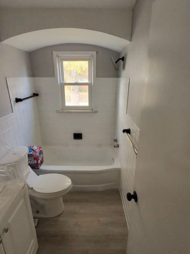 Building Photo - 3 bed 1 bath newly renovated