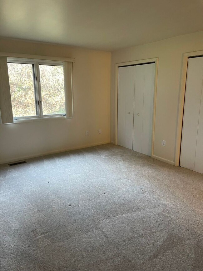 Building Photo - 105 Foxfire Dr