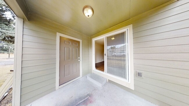 Building Photo - Spacious Updated 2 Bedroom Apartment in Tacoma-Granite Counters, W/D, Reserved Parking Space!