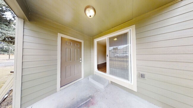 Building Photo - Spacious Updated 2 Bedroom Apartment in Tacoma-NEW CARPET, W/D, Reserved Parking Space!