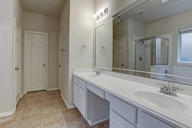 Building Photo - 18 Prairie Oak Dr