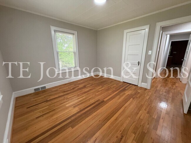 Building Photo - Spacious 3 Bedroom Home with Primary Suite on Main Level and 2-Car Carport