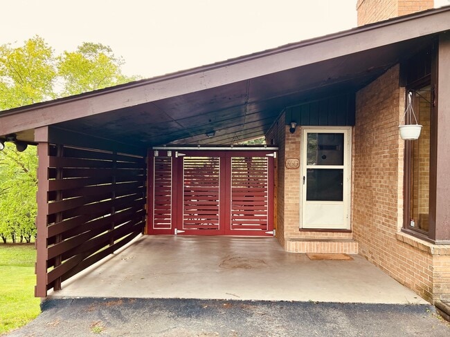 Building Photo - Charming 3 Bedroom Christiansburg Home