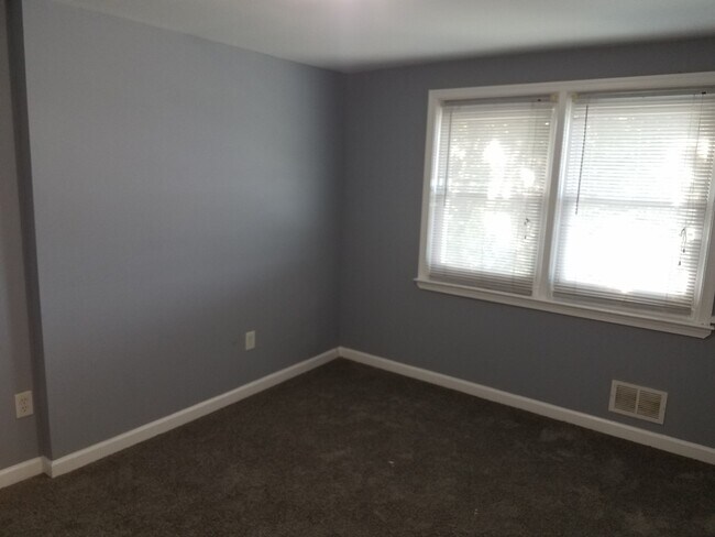 Building Photo - Charming 3 Bedroom/1 Bathroom Townhome in ...