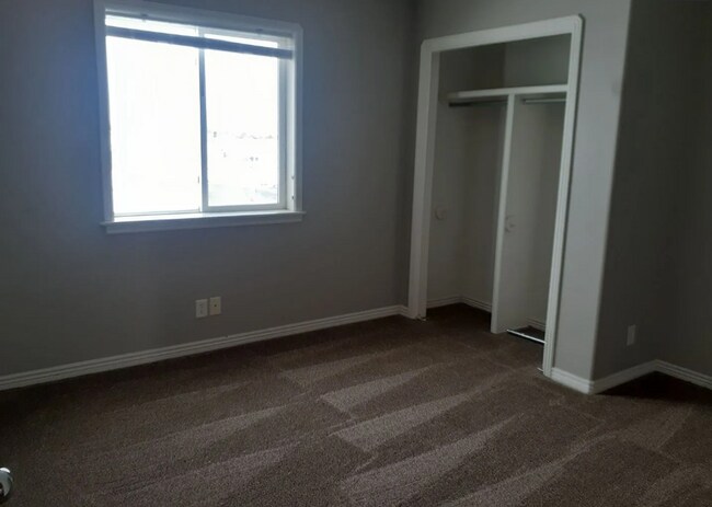 Building Photo - 2 Bed 1 Bath Apartment at Delmar Condominiums in Sugar City!