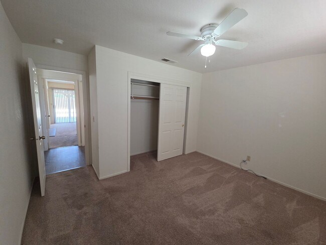 Building Photo - 3 bedroom/2bath home in quiet neighbothood
