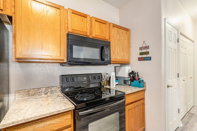 Building Photo - Charming 1 Bed 2 Bath Condo, Close to DIA ...