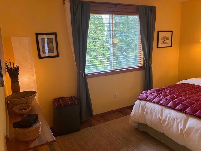 Building Photo - Charming Westside Condo Near Newport Market – Available April–October!