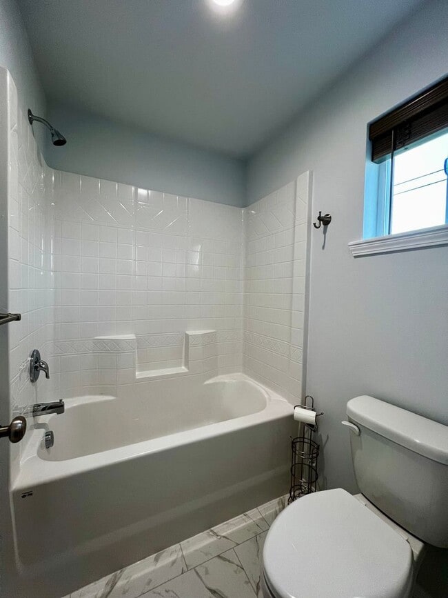 Building Photo - 2005 Ledwich Ave