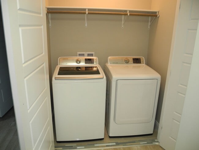 Building Photo - Extraordinary Townhome in Carbondale's South West