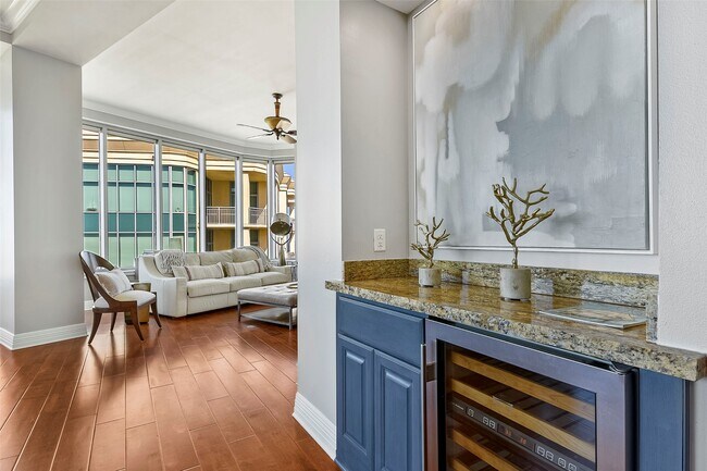 Building Photo - 801 E Beach Dr