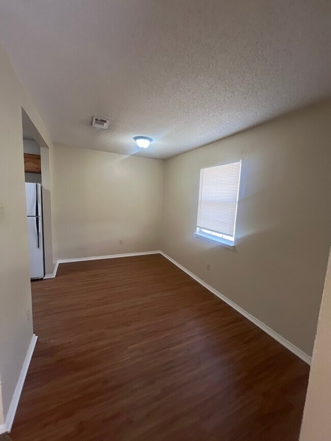 Building Photo - 2 bedroom Water included ! Must see!