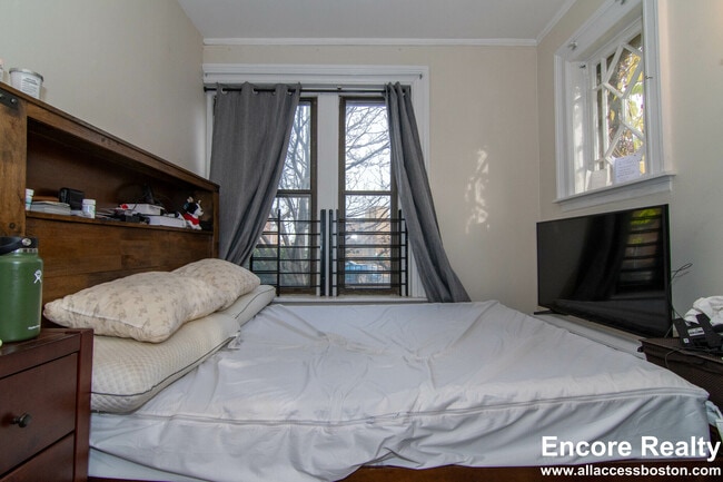 Building Photo - 448 Park Dr