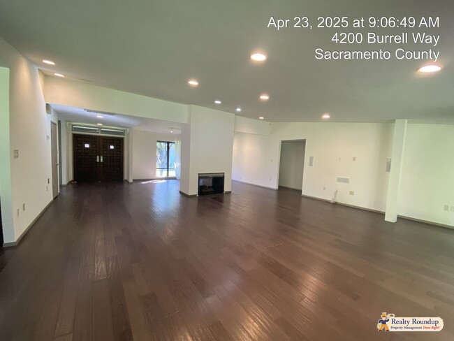 Building Photo - Sprawling Ranch with Open Floorplan & Exce...