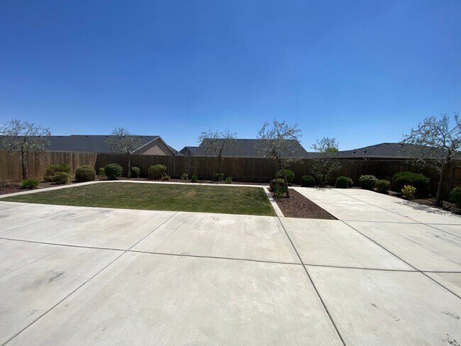 Building Photo - Immaculate like New Home in the gated Windmills at Tule Heights!