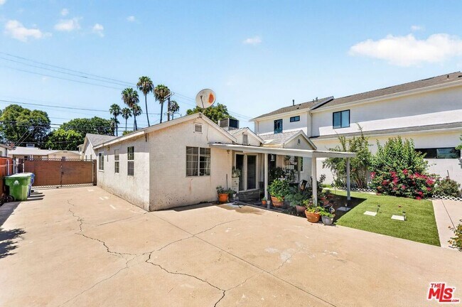 Building Photo - 6236 Lindley Ave