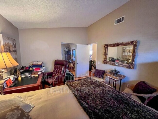 Building Photo - 39761 Rustic Glen Dr