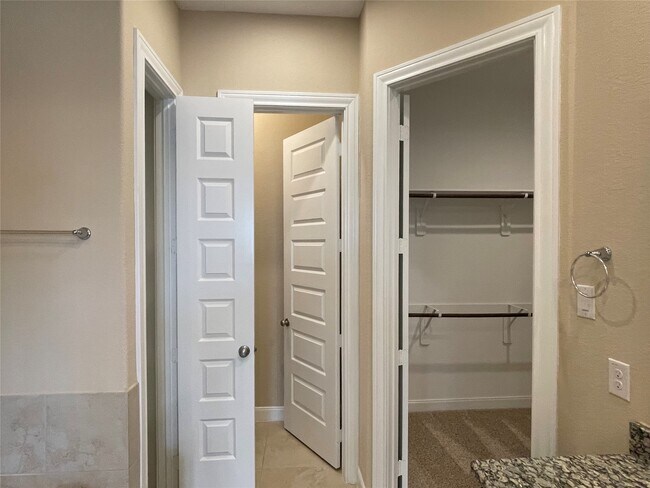 Building Photo - 10418 Quiet Courtyard Rd