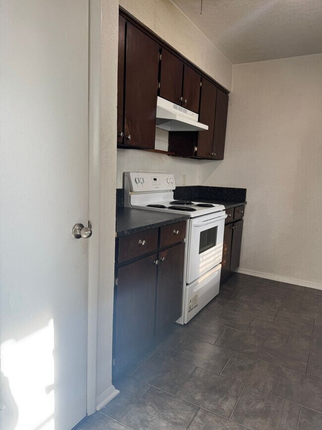 Building Photo - 6605 NW Denver Ave