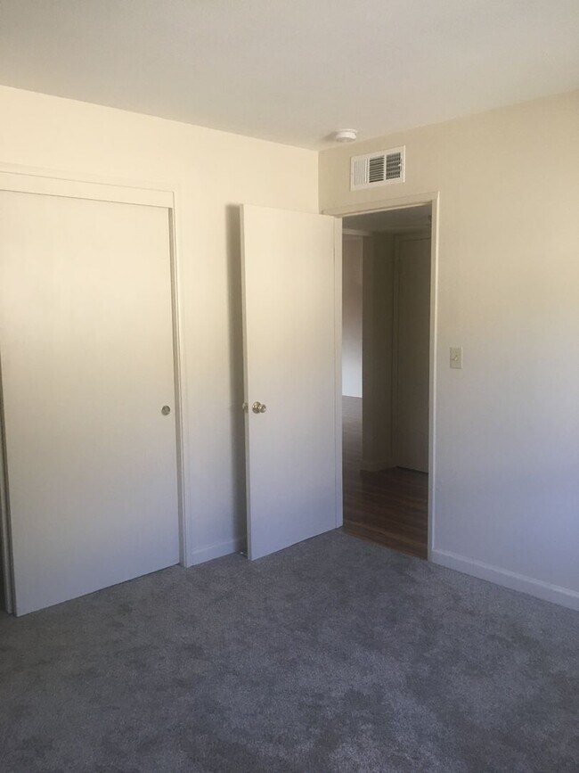 Building Photo - 2 bed, one bath Duplex Private courtyard, ...