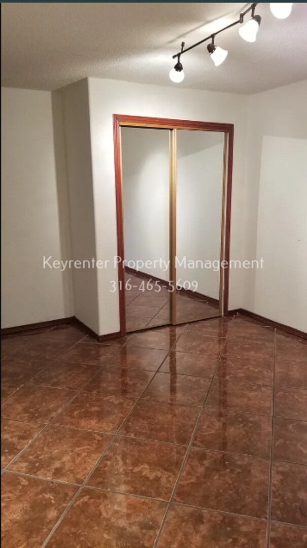 Building Photo - Spacious 4 Bedroom 2 Bathroom House