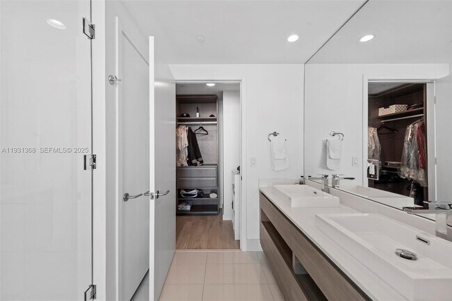 Building Photo - 460 NE 28th St